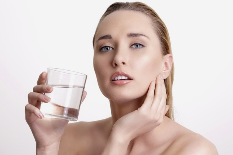 Uống nước có làm da hết khô?