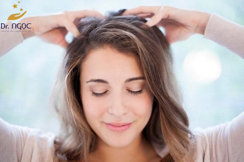 Massage làm ấm da đầu kích thích tóc mọc nhanh
