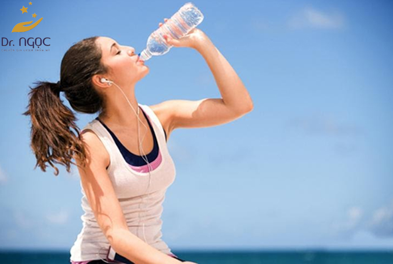 Uống ít nước là nguyên nhân của sự xuất hiện các nếp nhăn ở quanh mắt 