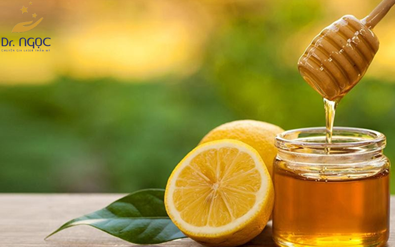 Mật ong có tính khám viêm, chanh lại chứa nhiều vitamin C, kết hợp sẽ giúp cải thiện mụn thâm hiệu quả