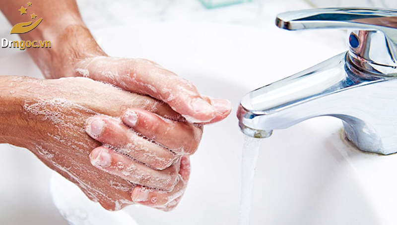 Không rửa tay trước khi rửa mặt