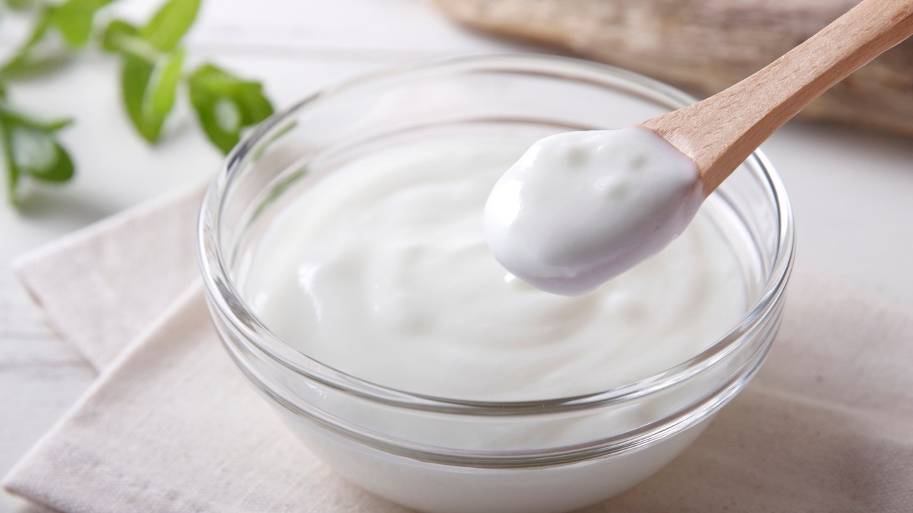 Sữa chua để tăng cường acid hyaluronic Dr Ngọc 